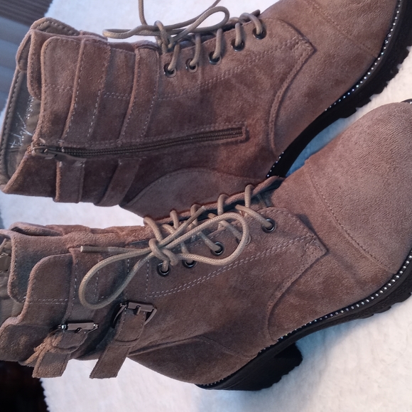 Beautiful Brand New Boots - Picture 4 of 14